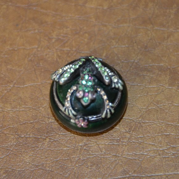 RARE JAY STRONGWATER GREEN JUNGLE FROG CRYSTAL ENAMEL COVERED TRINKET PILL BOX